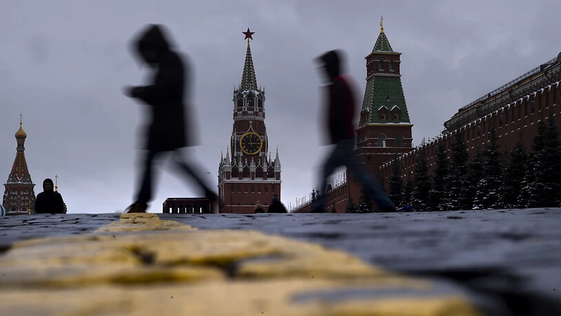 ARCHIV - Passanten vor dem Erlöserturm im Kreml (M.) auf dem Roten Platz Moskau. Foto: Alexander Zemlianichenko/AP/dpa
