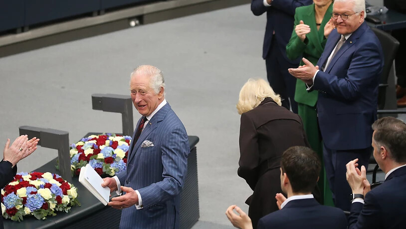 König Charles III. von Großbritannien (M) lächelt neben Königsgemahlin Camilla nach seiner Rede im Bundestag. Foto: Wolfgang Kumm/dpa