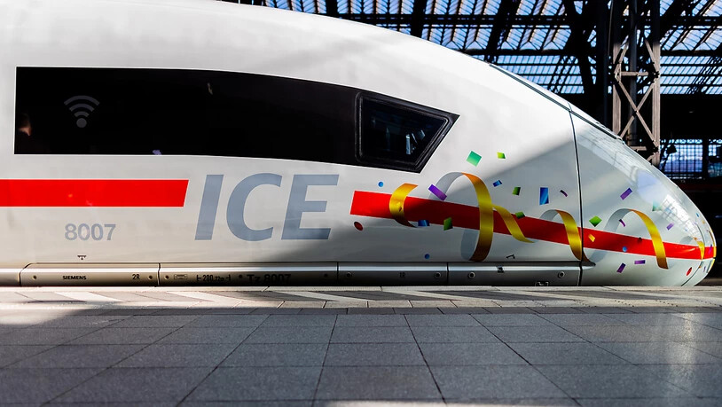 Trotz vieler Verspätungen könnten in diesem Jahr so viele Menschen wie nie mit der Deutschen Bahn fahren. Dabei ist die überalterte und störanfällige Infrastruktur der hohen Nachfrage nicht gewachsen. Die Bahn muss sanieren - und die Fahrgäste müssen…