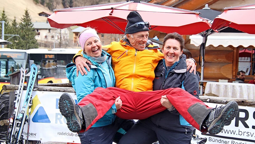 Kurt Defilla wird von Ursina Ochoa (l.) und Moni Bersorger auf Händen getragen.