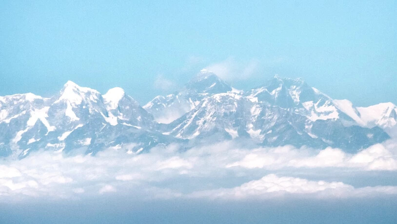 ARCHIV - Blick aus dem Flugzeug auf das Himalaya-Gebirge mit dem Mount Everest. Seit 1. April dürfen Touristen nur noch mit einem lokalen Bergführer oder Gepäckträger von einer bei der Regierung registrierten Trekkingfirma wandern und das Gebirgspanorama…