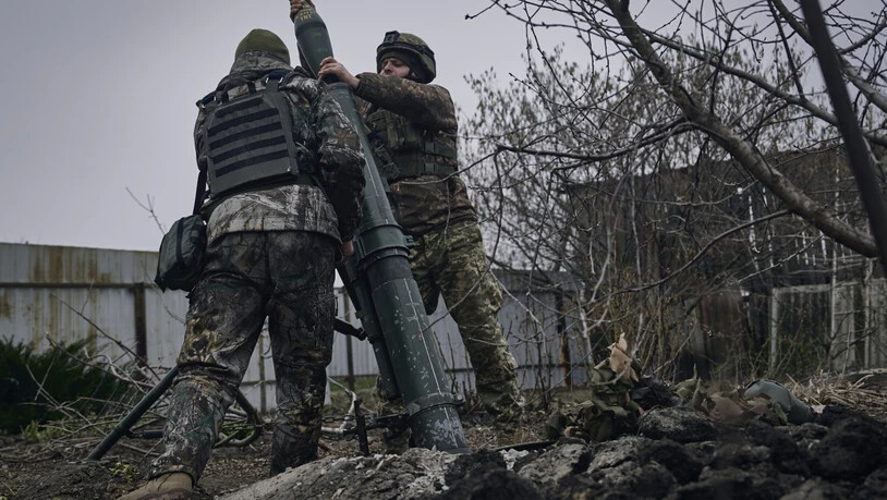 Ukrainische Soldaten feuern einen Mörser ab auf russische Stellungen an der Frontlinie bei Bakhmut, Region Donezk, Ukraine. Foto: Libkos/AP