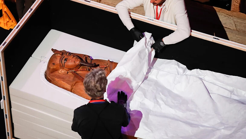 Techniker in Paris (F) nehmen den Sarkophag des vor über 3000 Jahren gestorbenen ägyptischen Herrschers Ramses II. aus einer Verpackung. (Archivbild)