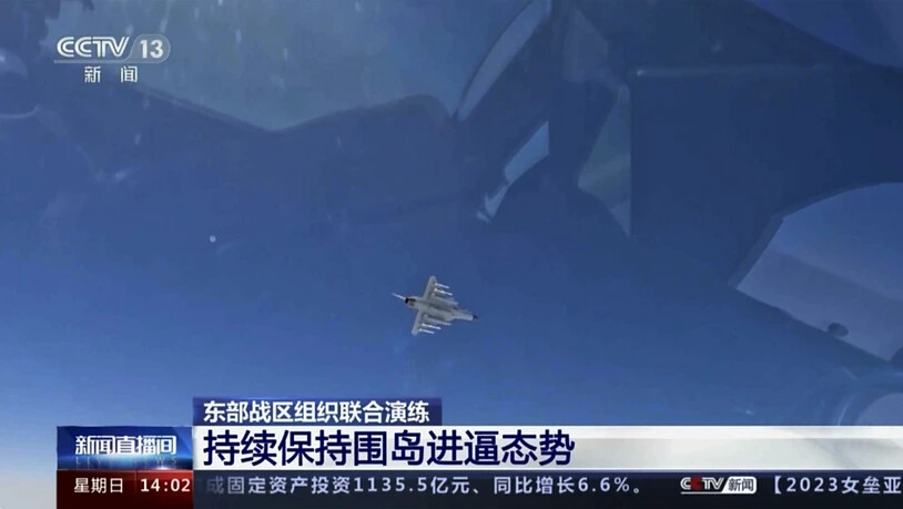 SCREENSHOT - Dieses Videostandbild von Chinas Fernsehsender CCTV zeigt ein Kampfjet während einer Militärübung an einem nicht näher genannten Ort. Die chinesische Volksbefreiungsarmee hat mehrere Präzisionsschläge gegen «wichtige Ziele auf der Insel…