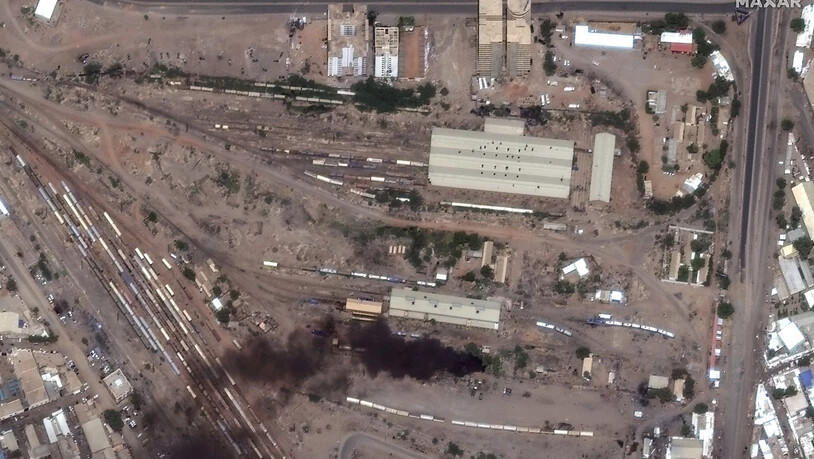 HANDOUT - Dieses von Maxar Technologies zur Verfügung gestellte Satellitenbild zeigt Brände und Rauch an der Eisenbahnstrecke in Khartum. Foto: Maxar Technologies/AP/dpa - ACHTUNG: Nur zur redaktionellen Verwendung im Zusammenhang mit der aktuellen…