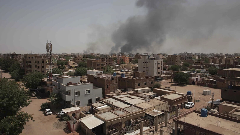 Rauch steigt in einem zentralen Viertel der Stadt Khartum auf. Foto: Marwan Ali/AP/dpa
