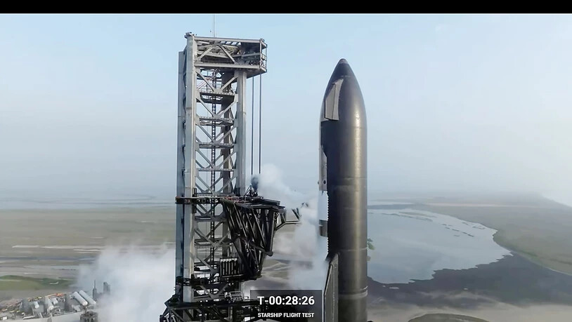 Ein Ausschnitt aus einem von SpaceX veröffentlichten Livestream-Video zeigt die Vorbereitungen für den Start des ersten Testflugs von Starship beim zweiten Versuch in der SpaceX-Startanlage in Boca Chica, Texas, USA, am 20. April 2023