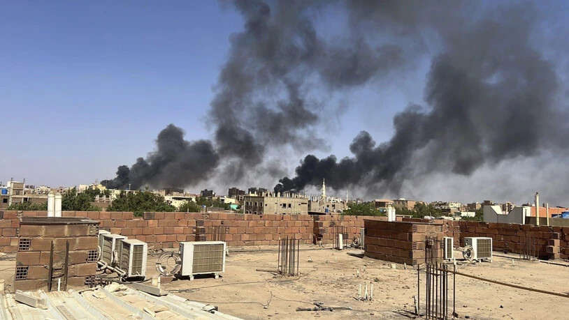 HANDOUT - Rauch steigt in der Nähe des Doha International Hospital in der sudanesischen Hauptstadt Khartum auf. Foto: Uncredited/Maheen S/AP/dpa - ACHTUNG: Nur zur redaktionellen Verwendung im Zusammenhang mit der aktuellen Berichterstattung innerhalb…