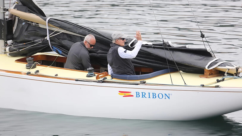 Juan Carlos (r), ehemaliger König von Spanien, ist an Bord des Segelschiffs «El Bribon» im Real Club Nautico de Sansenxo. Foto: José Ruiz/EUROPA PRESS/dpa