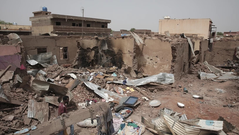 Ein Mann geht an einem Haus in Khartum vorbei, das bei den Kämpfen im Sudan getroffen wurde. Foto: Marwan Ali/AP/dpa