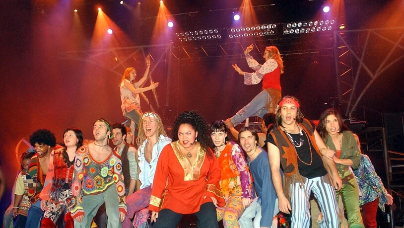 Die Crew des Musicals Hair bei der Hauptprobe auf der Bühne der Festhalle in Bern, am 19. Februar 2004.