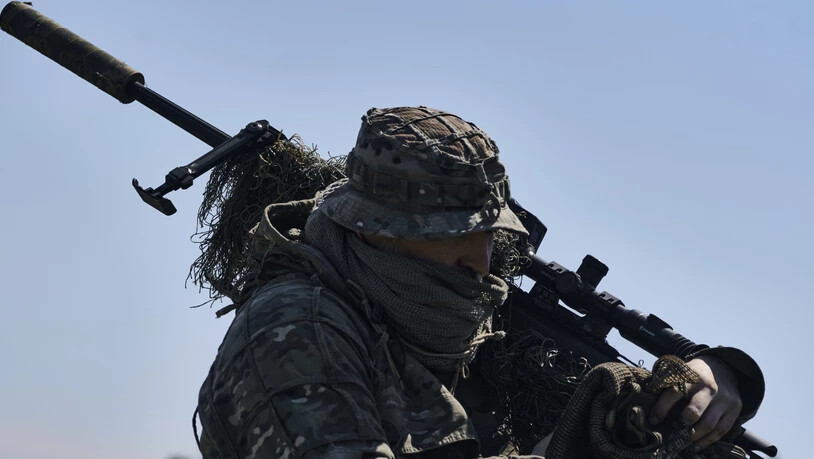 Ein Scharfschütze der ukrainischen Armee nimmt seine Position ein bei Kämpfen gegen die russischen Truppen in der Nähe von Bachmut, Region Donezk. Foto: Libkos/AP