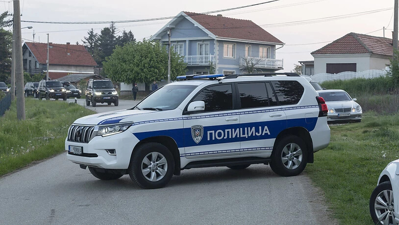 Ein Polizeifahrzeug blockiert den Eingang zum Dorf Dubona, etwa 50 Kilometer südlich von Belgrad. Foto: Marko Drobnjakovic/AP