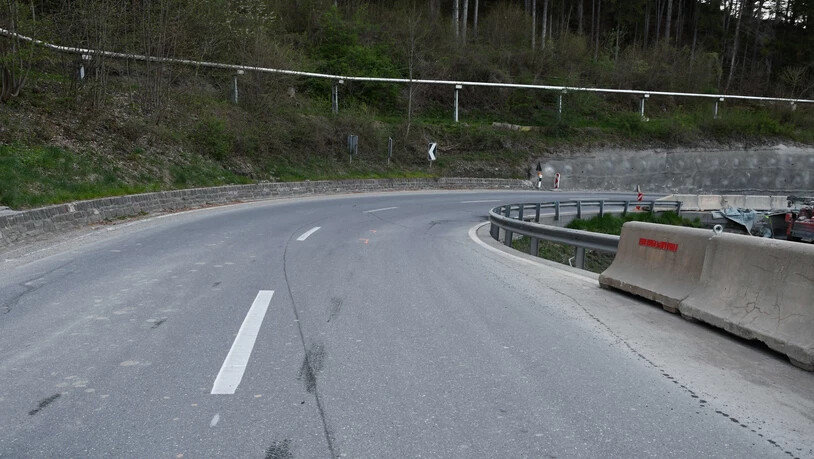 Unfallort: Um eine Kollision mit einem Lieferwagen zu verhindern, müssen zwei Töfffahrer stark abbremsen und prallten ineinander.