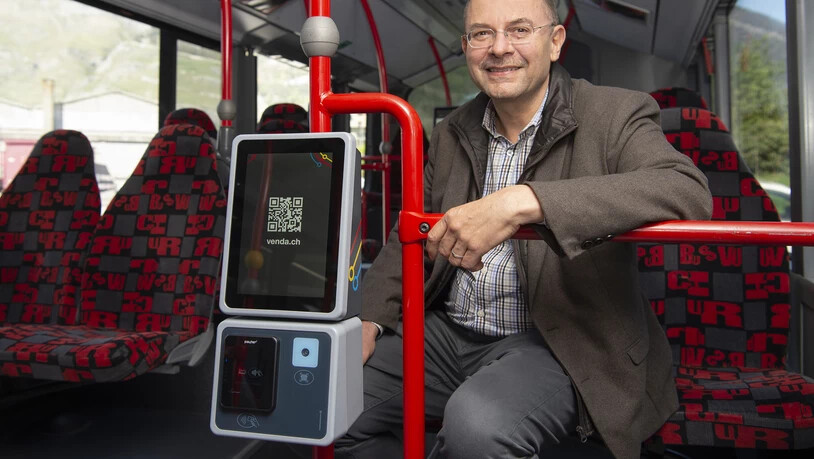Sieht Venda auf dem richtigen Weg: Ralf Kollegger, Geschäftsleiter Bus und Service AG, in einem Chur Bus – vor und hinter ihm die neuen Ticketautomaten.