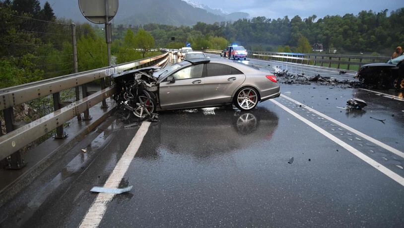 Eine Frau wurde in einem Unfallauto eingeklemmt. Bild Kantonspolizei Graubünden