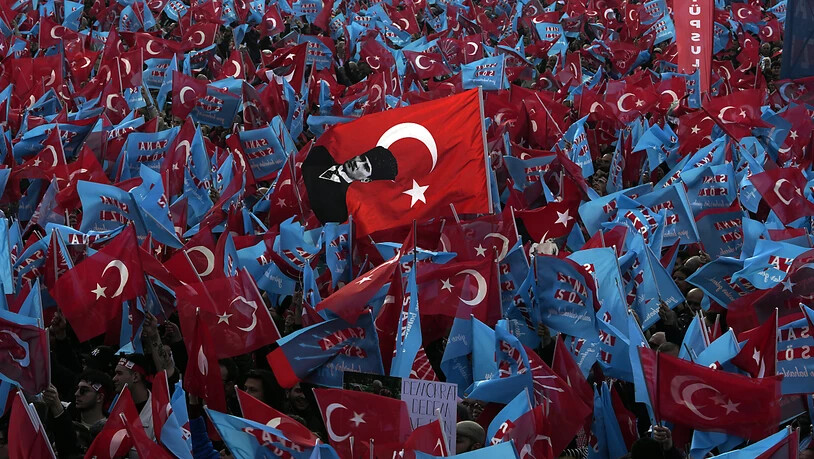 Am 14. Mai werden in der Türkei ein neuer Präsident und ein neues Parlament gewählt. Umfragen sehen ein Kopf-an-Kopf-Rennen zwischen Amtsinhaber Erdogan und seinem Herausforderer Kilicdaroglu voraus. Foto: Khalil Hamra/AP/dpa