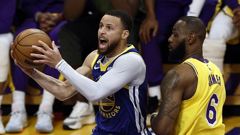 Zum fünften Mal treffen die beiden Basketball-Stars LeBron James (rechts) und Stephen Curry in den Playoffs aufeinander, zum ersten Mal nicht in den Finals