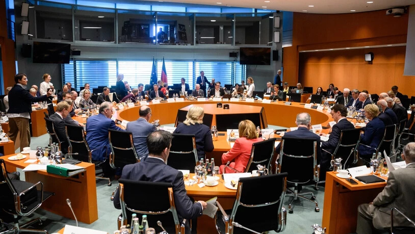 Mitglieder der Bundesregierung und der Ministerpräsidentenkonferenz sitzen zu Beginn des Bund-Länder-Gipfels im Bundeskanzleramt. Foto: Bernd von Jutrczenka/dpa