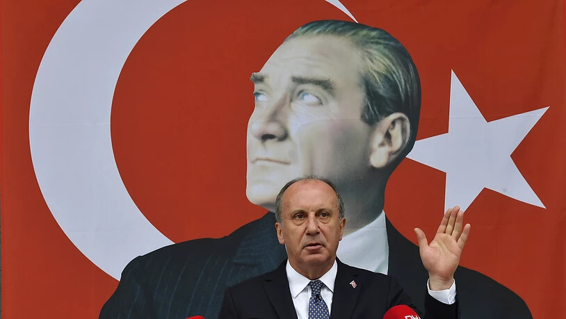 ARCHIV - Muharrem Ince gestikuliert, als er seinen Rücktritt von der größten türkischen Oppositionspartei CHP während einer Pressekonferenz bekannt gibt. Foto: Uncredited/AP