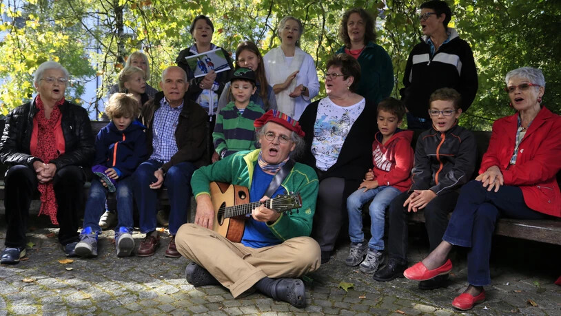 Linard Bardill singt mit Grosseltern und Enkeln