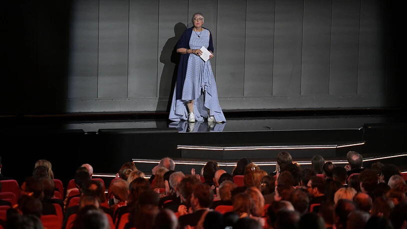 Kulturstaatsministerin Claudia Roth (Bündnis 90/Die Grünen) steht bei der Verleihung des Deutschen Filmpreises auf der Bühne. Foto: Hannes P. Albert/dpa