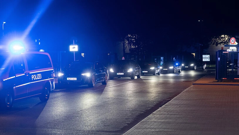 Ein Convoi mit Einsatzfahrzeugen der Polizei, Limousinen und gepanzerten Fahrzeugen verlässt das Gelände des Flughafen Schönefeld. Foto: Paul Zinken/dpa