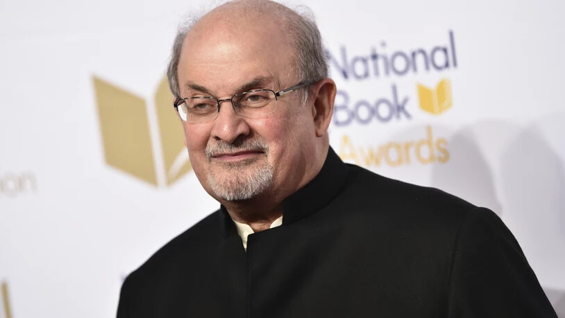 ARCHIV - Autor Salman Rushdie nimmt an der 68. Verleihung der National Book Awards und dem Benefizdinner teil. Rushdie hat vor einer Bedrohung der Meinungsfreiheit in westlichen Ländern gewarnt, wie es sie in seiner Lebenszeit noch nicht gegeben habe…