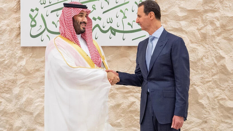 HANDOUT - Dieses Foto zeigt Mohammed bin Salman (l), Kronprinz von Saudi-Arabien, und Baschar al-Assad, Präsident von Syrien, vor dem 32. arabischen Gipfel. Im Nordwesten Syriens haben Aktivisten zufolge Hunderte Menschen gegen die Wiederaufnahme ihres…