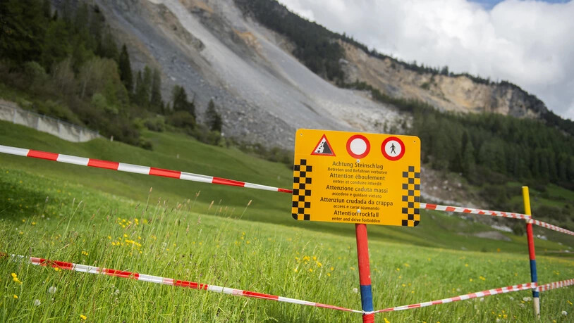 Gesperrte Zone: Stoppschild und Felsen im Hang oberhalb von Brienz/Brinzauls.