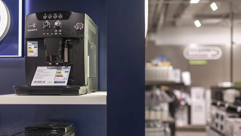 Kaffeemaschine im Verkaufsregal: Nicht immer ist bei Elektrogeräten technisch alles in bester Ordnung, wie die Überprüfung durch das Eidgenössische Starkstrominspektorat zeigt. (Themenbild)