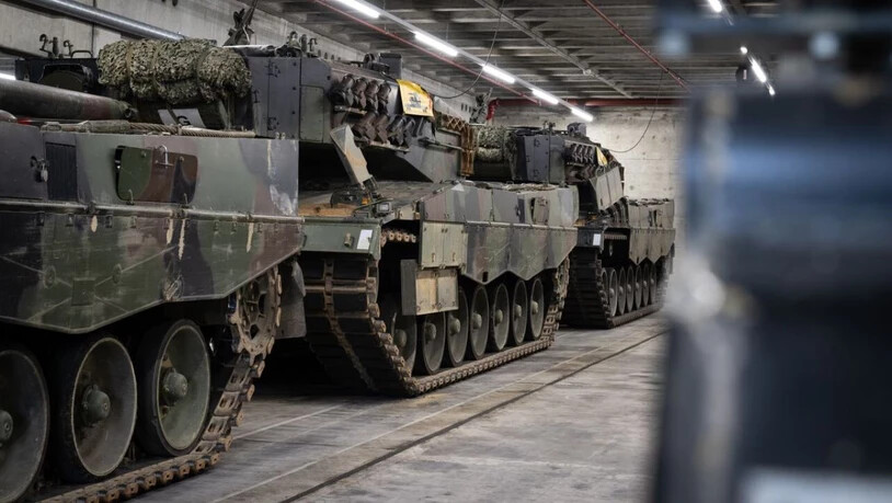 Die stillgelegten Leopard-2-Kampfpanzer der Schweizer Armee in einer Halle. Der Bundesrat unterstützt den Antrag, 25 dieser Panzer auszumustern und dem deutschen Hersteller zurückzuverkaufen.
