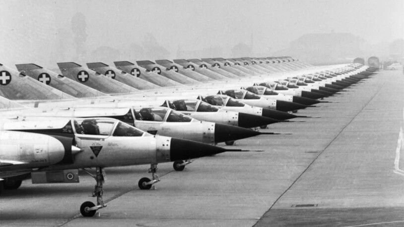 Die ersten zwei Staffeln, 24 Kampfflugzeuge des Typs Mirage III S werden auf dem Militärflugplatz Buochs NW an die schweizerische Luftwaffe übergeben, aufgenommen am 2. März 1968.