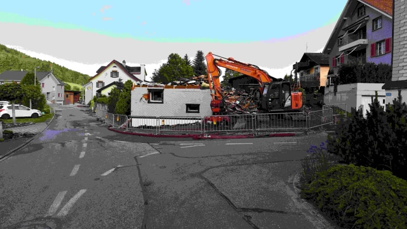 Zur Brandbekämpfung im Dorfkern von Bichwil mussten die Bagger auffahren. Drei Gebäude mussten weitgehend abgerissen werden.