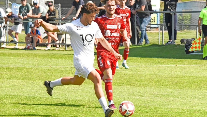 Durchgezogen: Der FCRJ, hier mit Dimitri Volkart (links), siegt in Bavois mit 3:1 und trifft in der Barrage nun auf Xamax. 