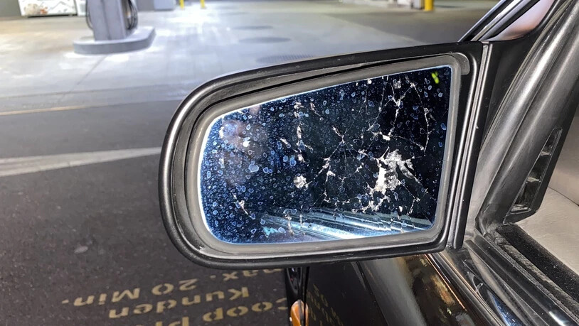 Defekter Rückspiegel: Im Baustellenbereich an der Churer Ringstrasse kollidieren zwei Autos miteinander und die Stadtpolizei sucht nun Zeugen.