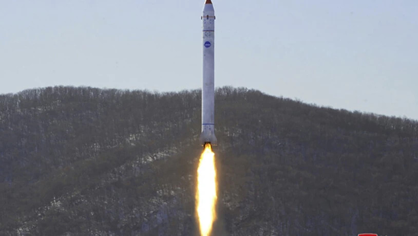 HANDOUT - Dieses Foto zeigt angeblich den Test einer Rakete mit einem Testsatelliten auf dem Sohae-Satellitenstartplatz in Nordkorea. Das Bild wurde von der staatlichen Nachrichtenagentur KCNA zur Verfügung gestellt, sein Inhalt kann nicht unabhängig…