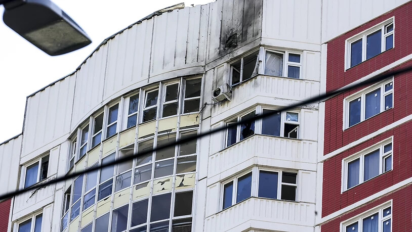 dpatopbilder - Ein Wohnhaus in Moskau, das Berichten zufolge durch eine ukrainische Drohne beschädigt wurde. Foto: Uncredited/AP