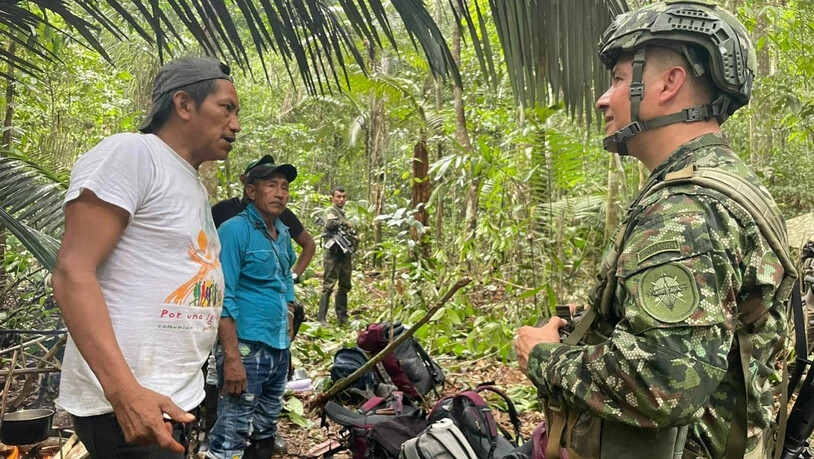 HANDOUT - Auf diesem von den kolumbianischen Streitkräften zur Verfügung gestellten Bild sind Soldaten und lokale Anwohner bei der Suche von vier vermissten Kindern im Dschungel zu sehen. Die Geschwister waren am 1. Mai mit einer Propellermaschine im…