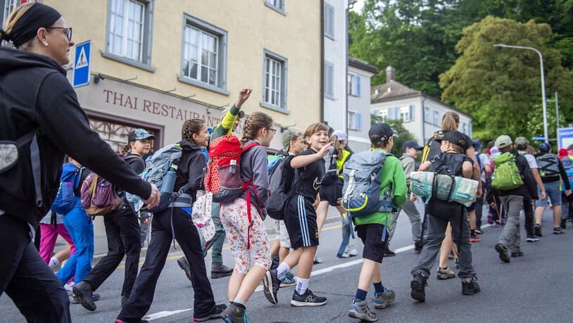 Impressionen: Bei angenehmen Temperaturen geht der Start der Maiensässfahrt über die Bühne. 
