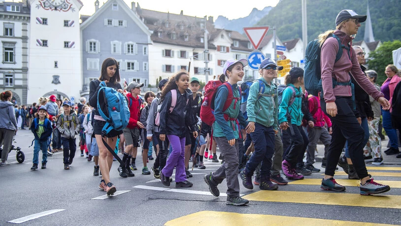 Impressionen: Bei angenehmen Temperaturen geht der Start der Maiensässfahrt über die Bühne. 