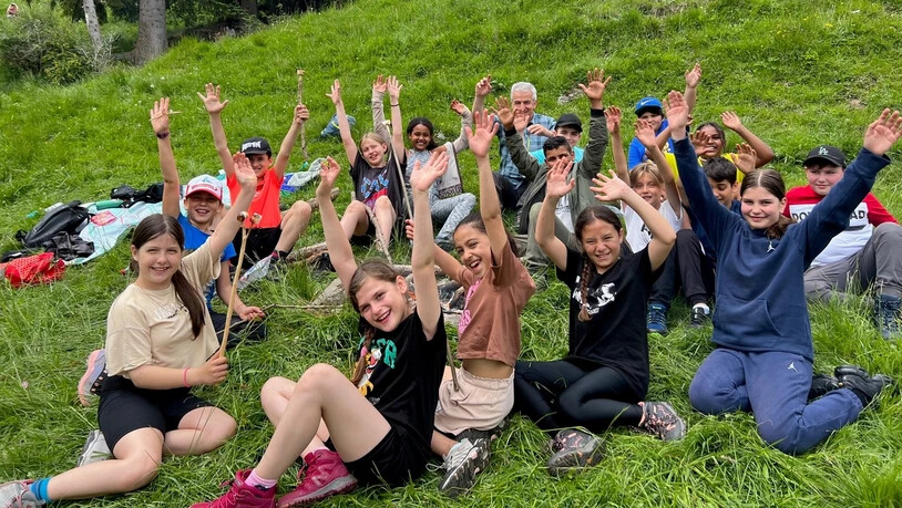 Wanderschuhe und bequeme Kleider sind Pflicht: Die vierte Klasse von Valentin Pieth freuen sich auch mal über ein Päuschen. 