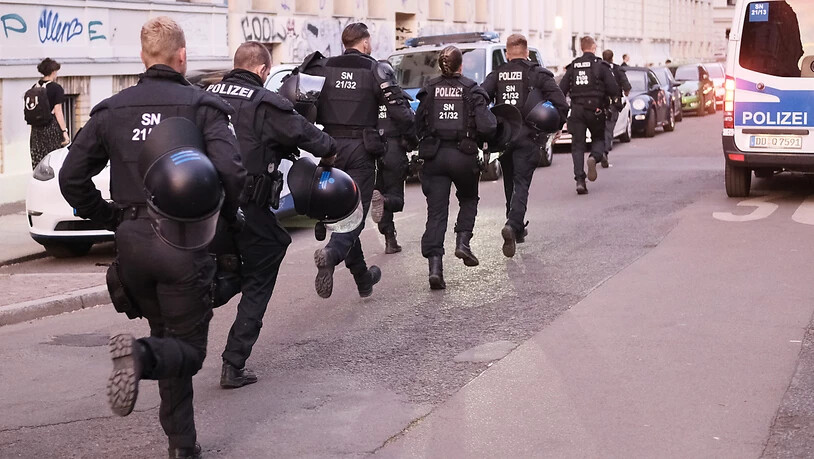 Polizisten bei einer linken Demonstration am 31.05.2023. Anlass war die Verurteilung der mutmaßlichen Linksextremstin Lina E. wegen Angrifffen auf Rechtsextreme. Die Polizei bereitet sich nun in Leipzig weiter auf mögliche Krawalle der linksextremen…
