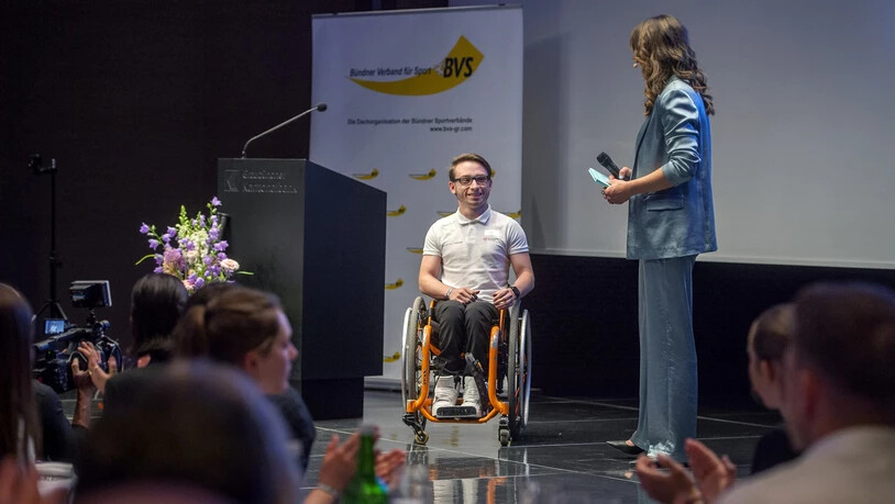 Behindertensportler des Jahres: Emiglio Pargätzi wird von Moderatorin Oceana Galmarini ausgezeichnet.