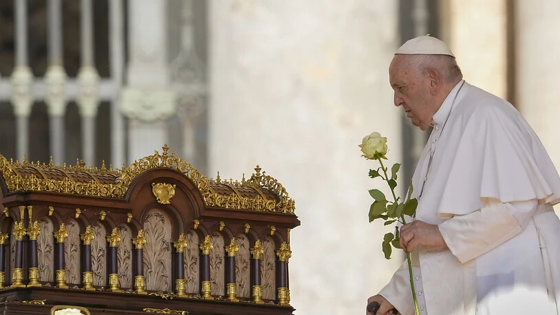 Papst Franziskus bevor er seiner wöchentlichen Generalaudienz auf dem Petersplatz eintrifft. Foto: Andrew Medichini/AP/dpa