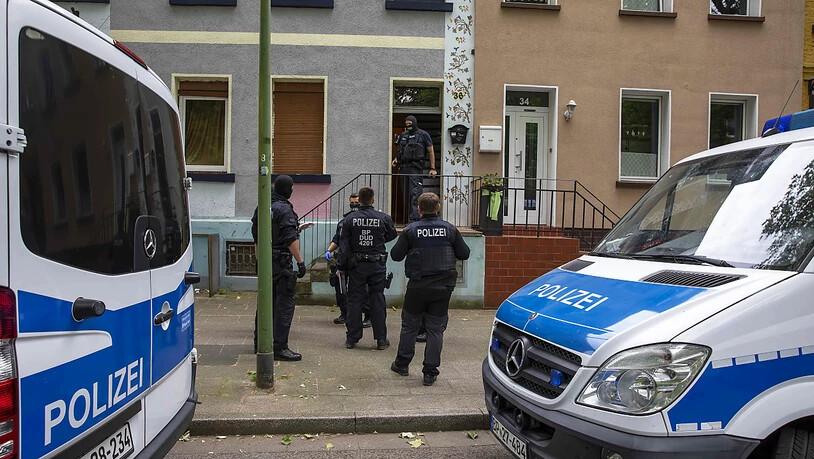Kräfte der Bundespolizei sind in einem Haus im Stadtteil Steele im Einsatz. Bei dem Schlag gegen ein international tätiges Schleusernetzwerk hat die Bundespolizei einen Mann verhaftet. Foto: Justin Brosch/dpa