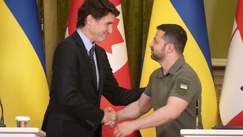 Der kanadische Premierminister Justin Trudeau sagte dem ukrainischen Präsident Wolodymyr Selenskyj bei seinem Besuch in Kiew weitere Hilfen zu. Foto: Efrem Lukatsky/AP/dpa
