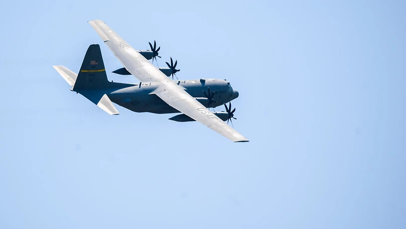 Eine Lockheed C-130 Hercules der US Air Force überfliegt zu Beginn des internationalen Luftwaffen-Manövers "Air Defender 2023" den Fliegerhorst Wunstorf in der Region Hannover. Foto: Julian Stratenschulte/dpa