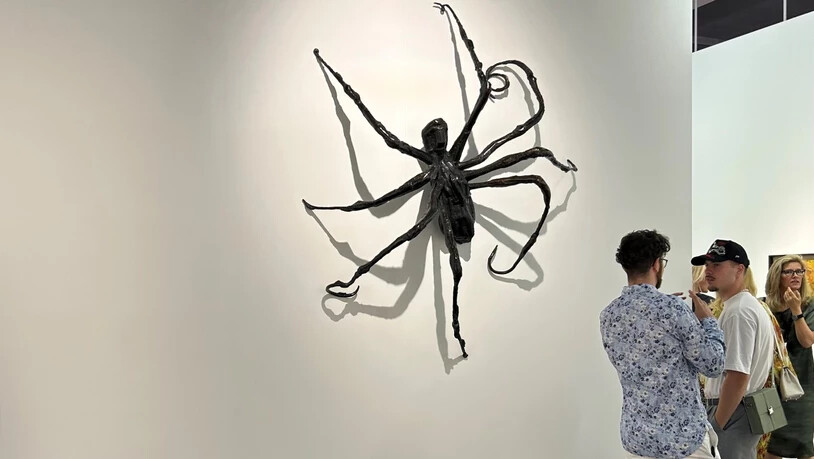 Und wieder war eine Spinne von Louise Bourgeois ein Top-Verkauf. Die Bronzeskulptur "Spider IV" ging bei Hauser & Wirth für 22,5 Millionen Dollar über den Galerientresen.