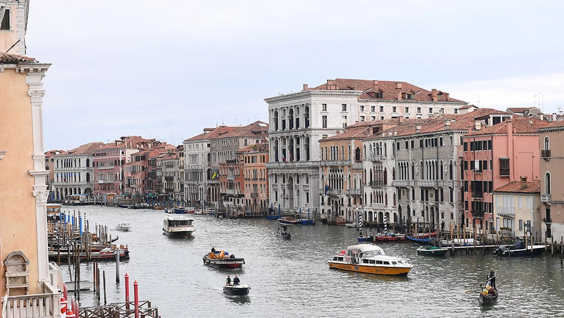 ARCHIV - Boote fahren in Venedig auf dem Canal Grande vor Beginn der 59. Kunstbiennale. Die Kunstbiennale soll sich in ihrer 60. Ausgabe im nächsten Jahr vornehmlich mit Migration und Exil beschäftigen. Im Fokus steht zudem die Erfahrung der Fremdheit…